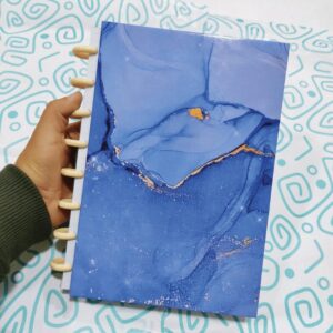 CUADERNO DE DISCOS A5 CUADROS – MARMOLEADO AZUL