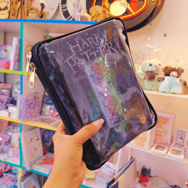 ESTUCHE PROTECTOR PARA LIBRO - STICKERS O MARCADORES